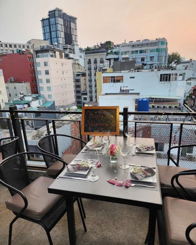 Chanh Bistro Rooftop Saigon - Lý Tự Trọng - không gian 3