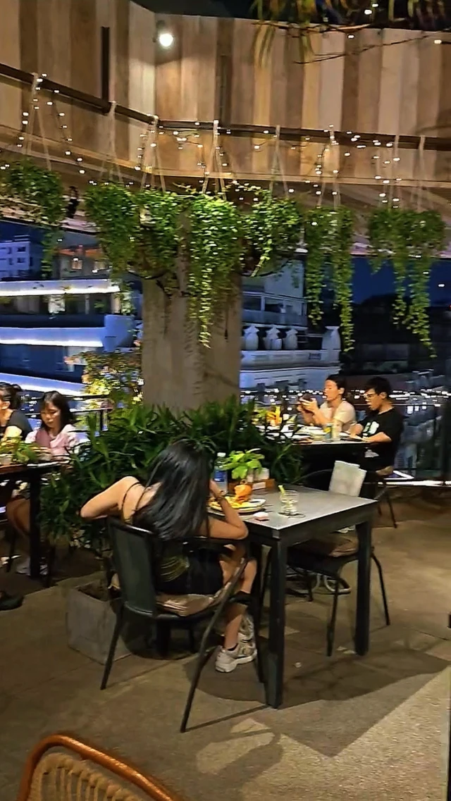 Chanh Bistro Rooftop Saigon - Lý Tự Trọng - không gian 4