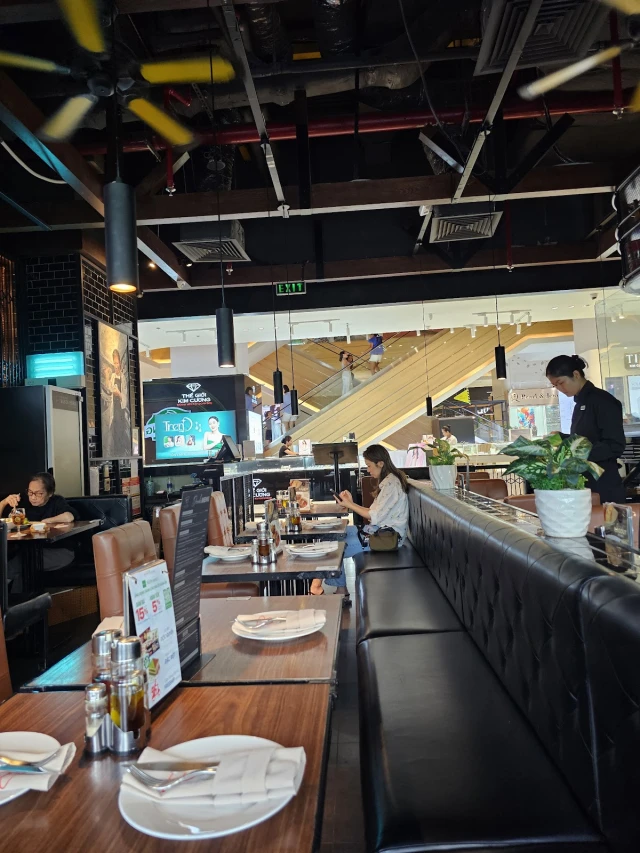 Basta Hiro - Pizza & Pasta - Estella Place - không gian 2