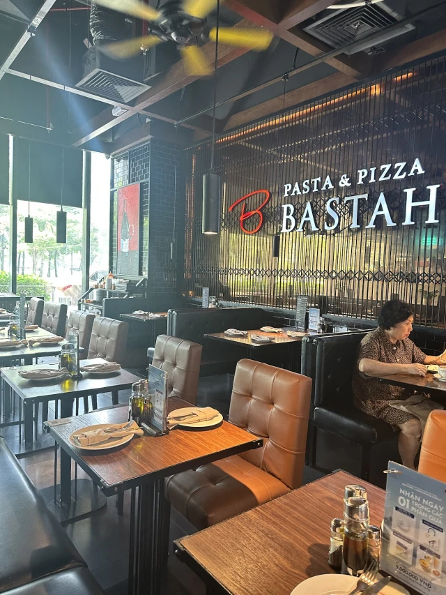 Basta Hiro - Pizza & Pasta - Estella Place - không gian 3