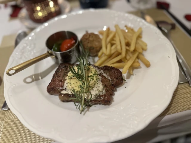Maison Mận-Đỏ Restaurant - Trần Nhật Duật