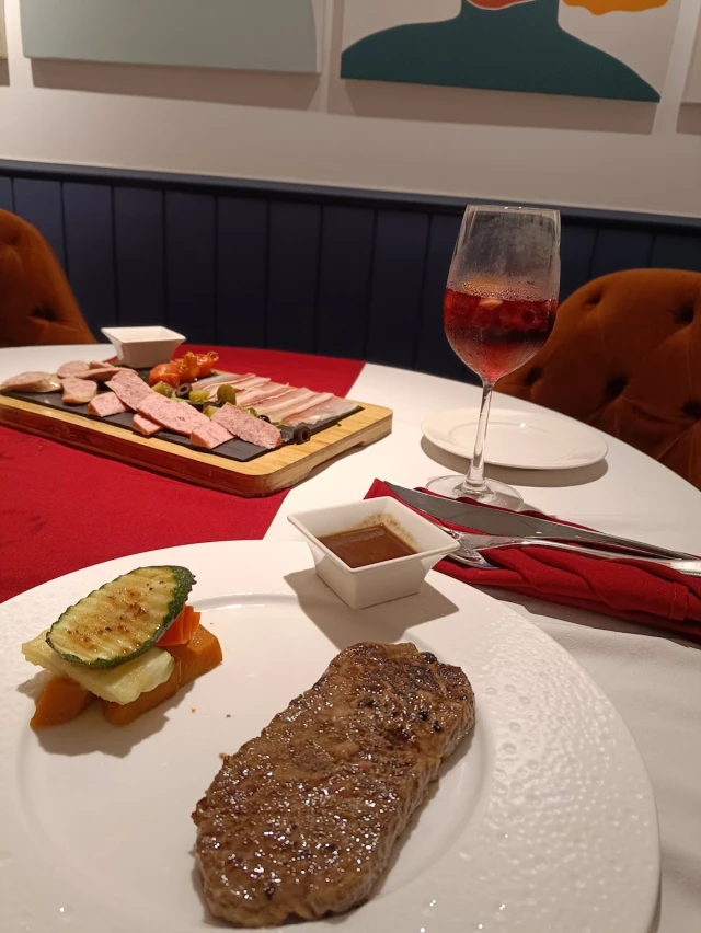 Le Monde Steak - Nguyễn Thị Minh Khai