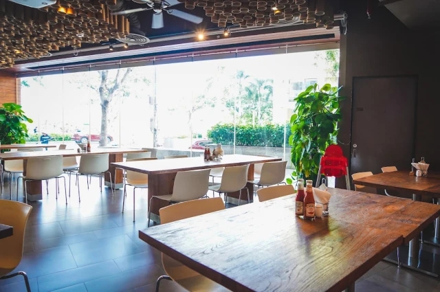 Boomerang Bistro Saigon - Tôn Dật Tiên - không gian 1
