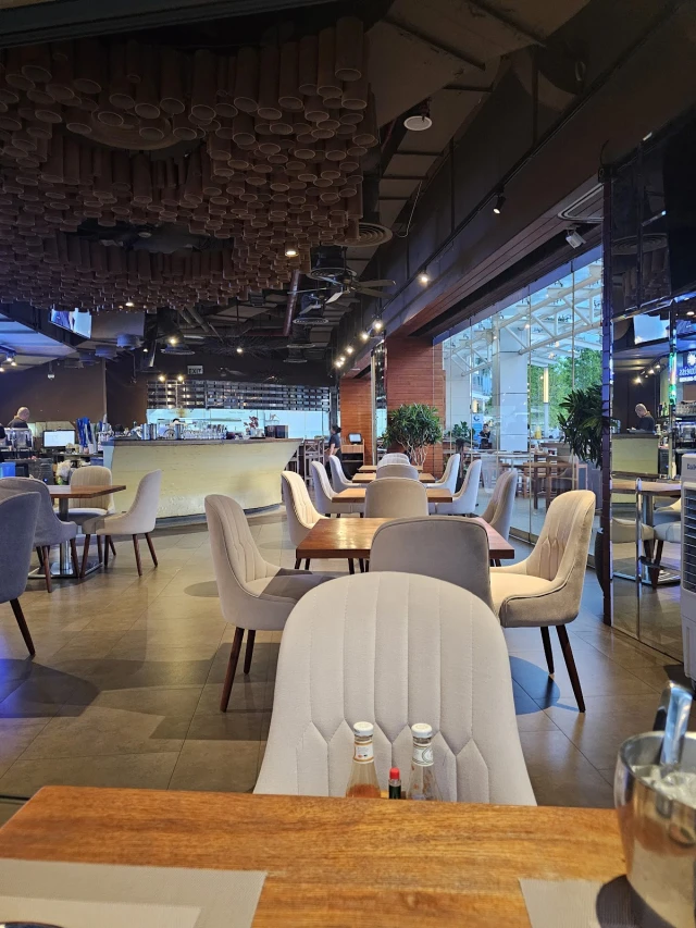 Boomerang Bistro Saigon - Tôn Dật Tiên - không gian 5