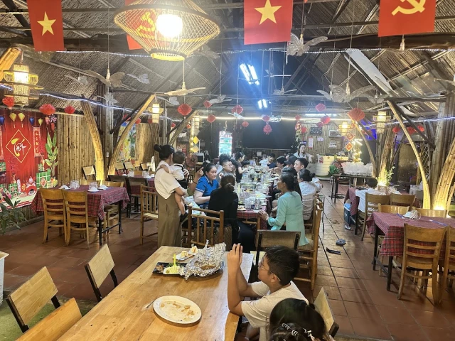 Quán Gần Nhà - Thạnh Lộc - không gian 1