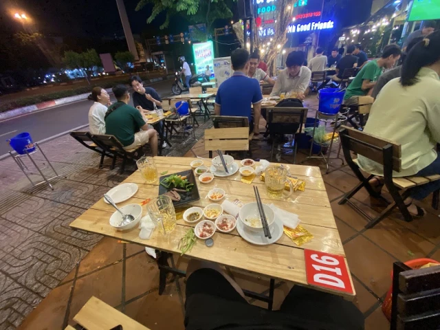Tá Lả Quán - Phạm Văn Đồng - không gian 5