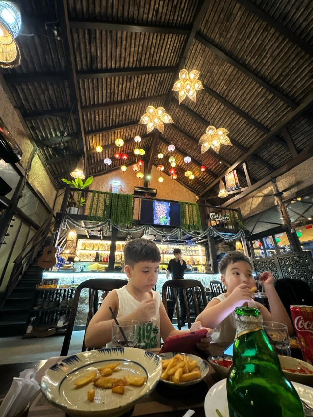 Saigon Palm - Lê Thị Hồng Gấm