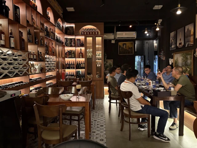 Ông Otis Lounge - Trần Quang Khải - không gian 3