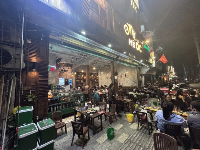 Mợ Mê Ốc - Trần Hưng Đạo - không gian 2