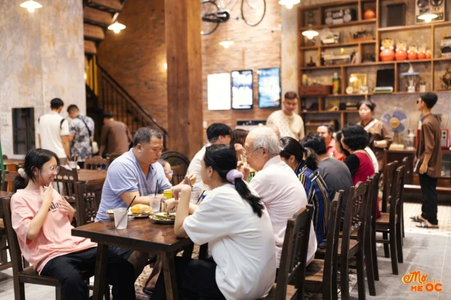 Mợ Mê Ốc - Trần Hưng Đạo - không gian 6