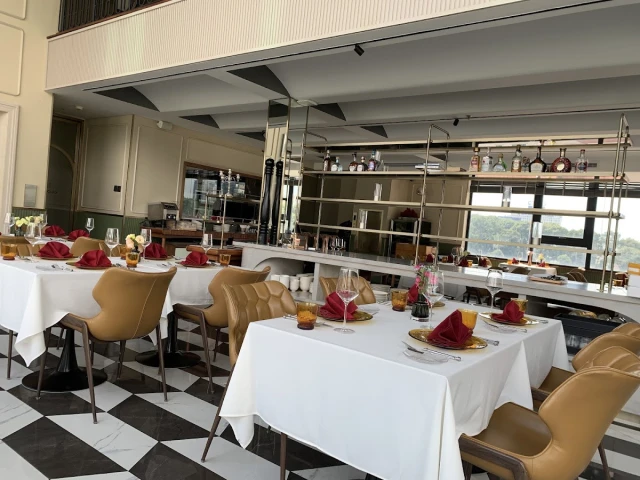 Cloud Nine Sai Gon Restaurant - Lý Tự Trọng - không gian 3