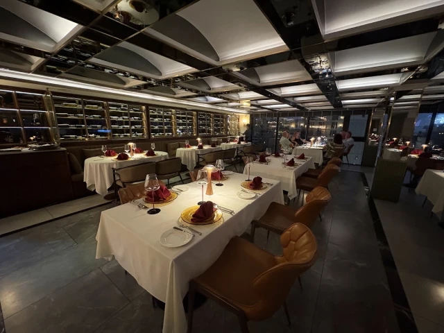 Cloud Nine Sai Gon Restaurant - Lý Tự Trọng - không gian 4