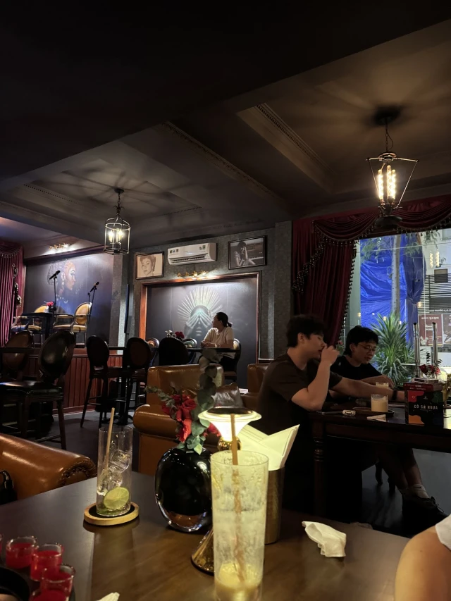 El Barón Whiskey & Cigar Lounge - Hưng Phước 4