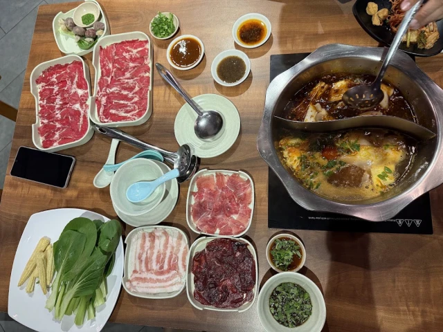 Rakuen Hotpot - Lê Văn Sỹ