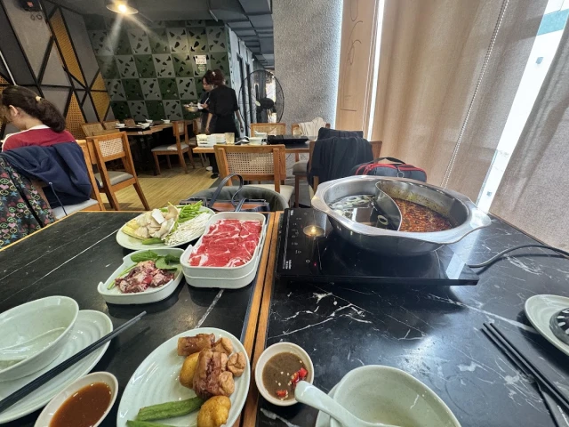 Rakuen Hotpot - Lê Văn Sỹ