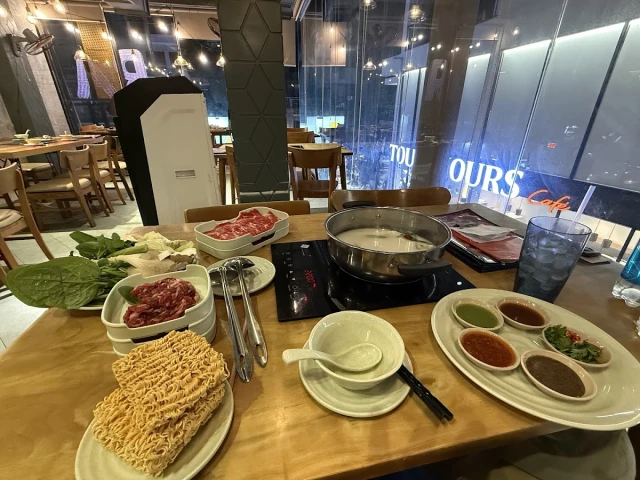 Rakuen Hotpot - Lê Văn Sỹ