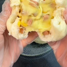 Bánh bao xúc xích phô mai