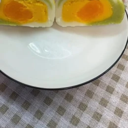 Bánh dẻo trà xanh nhân kem trứng muối
