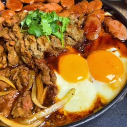 Bánh mì chảo bò trứng xúc xích