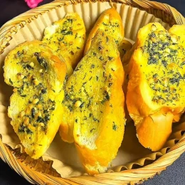 Bánh mì nướng bơ tỏi nồi chiên không dầu