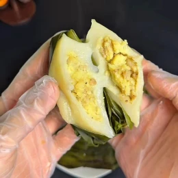 Bánh nếp nhân thịt đỗ xanh gói lá chuối