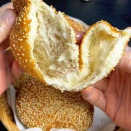 Bánh tiêu rỗng ruột phủ mè