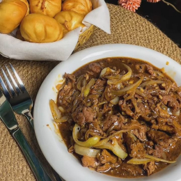 Bò sốt tiêu đen ăn kèm bánh bao chiên