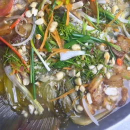 Cá chép om dưa chua đậu phụ thì là