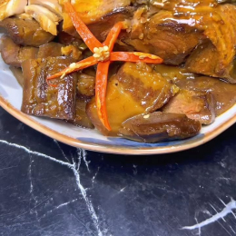 Cá trắm kho tương bần riềng chuối