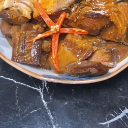 Cá trắm kho tương sả riềng ba chỉ