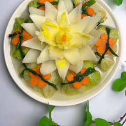 Cải thảo cuốn thịt hấp bày hoa sen