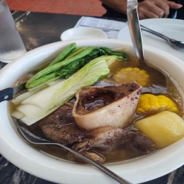 Canh xương bò rau củ