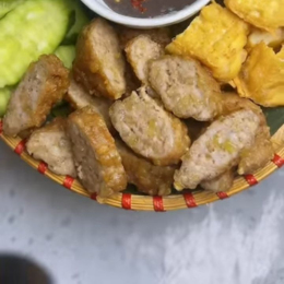 Chả cốm khô rán ăn kèm bún đậu mắm tôm