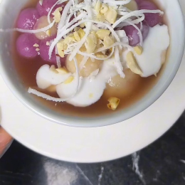Chè sắn hoa tím lá cẩm nước đường gừng