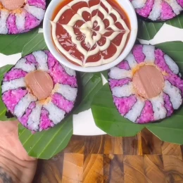 Cơm cuộn hoa rong biển xúc xích