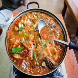 Lẩu hải sản kim chi
