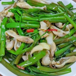 Ốc móng tay xào rau muống