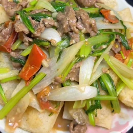 Phở chiên phồng xào bò