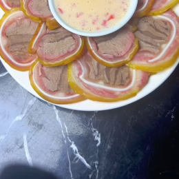 Tai heo cuộn bắp bò ủ muối