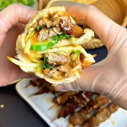 Thịt xiên nướng kẹp bánh mì
