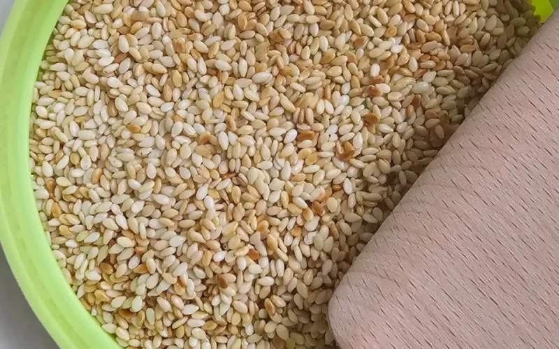 bánh gà chấm sốt mè