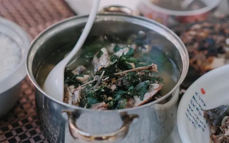 canh cá ngày mưa