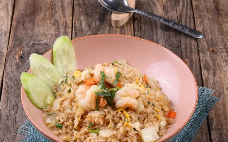 c&aacute;ch l&agrave;m cơm chi&ecirc;n Dương Ch&acirc;u