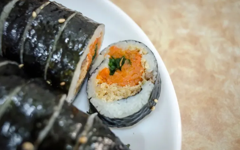 cách làm cơm cuộn rong biển