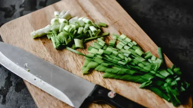 25 mẹo nhà bếp hay: sơ chế nhanh, nấu ngon, bảo quản lâu