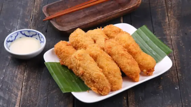 B&aacute;nh chuối chi&ecirc;n sốt d&acirc;u t&acirc;y: gi&ograve;n ngo&agrave;i, mềm trong, chua ngọt