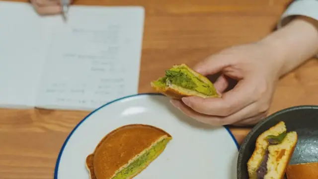 B&aacute;nh đậu đỏ cho b&eacute; m&ugrave;a thi: c&aacute;ch l&agrave;m b&aacute;nh r&aacute;n nh&acirc;n đậu đỏ