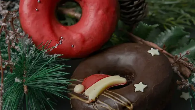 B&aacute;nh donut Gi&aacute;ng Sinh tại nh&agrave;: xốp mềm, trang tr&iacute; lung linh