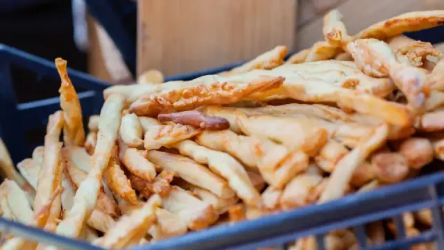 Bánh mì que cho bé: cách làm tại nhà giòn thơm mang đi học