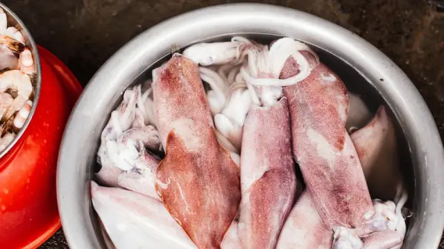 Sơ chế hải sản sạch tanh: bí quyết cho tôm, cua, mực, nghêu